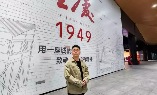 Xu Shantao, Artistic Director of the "Chongqing 1949" art troupe, introduces the performance to the visiting group. Photo by Bastillepost.