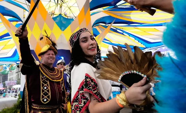 La Malinche, represented by Ximena Isabel Ochoa López, and Hernán Cortez, represented by José Antonio Ochoa Lopez, left, take part in a pre-Hispanic dance in the Zocalo, in Mexico City, Sunday, Oct. 12, 2025. (AP Photo/Marco Ugarte)