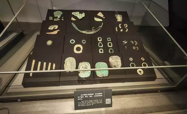 Excavated bronze artifacts​​. Photo by Bastillepost.