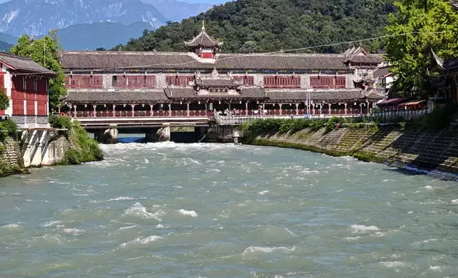 Dujiangyan Tianfu Source Corridor Bridge. Photo by Bastillepost.​​