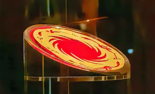 Gold Sun and Immortal Bird ornament​​. Photo by Bastillepost.