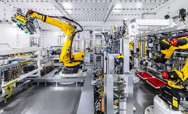 A robotic arm assembles components of Lyten’s next-generation BESS units inside the company’s modern, automated manufacturing facility in Gdańsk, Poland.