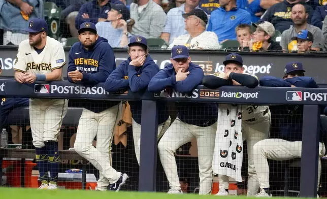 Members of the Milwaukee Brewers watch during the ninth inning in Game 2 of baseball's National League Championship Series against the Los Angeles Dodgers, Tuesday, Oct. 14, 2025, in Milwaukee. (AP Photo/Ashley Landis)