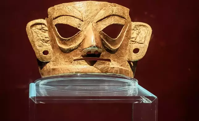 Shang and Zhou Dynasty large gold mask​​. Photo by Bastillepost.