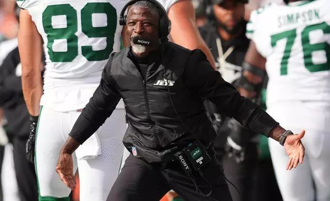 New York Jets head coach Aaron Glenn celebrates after a rushing touchdown by Breece Hall during the second half of an NFL football game against the Cincinnati Bengals, Sunday, Oct. 26, 2025, in Cincinnati. (AP Photo/Jeff Dean)