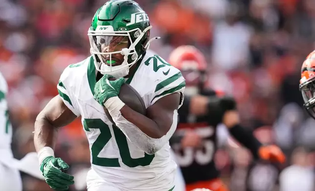 New York Jets running back Breece Hall (20) runs for a touchdown during the second half of an NFL football game against the Cincinnati Bengals, Sunday, Oct. 26, 2025, in Cincinnati. (AP Photo/Jeff Dean)