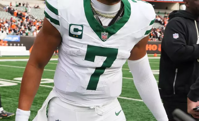 New York Jets quarterback Justin Fields (7) walks off the field after a win over the Cincinnati Bengals in an NFL football game, Sunday, Oct. 26, 2025, in Cincinnati. (AP Photo/Jeff Dean)