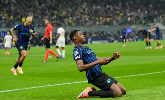 Inter Milan's Denzel Dumfries celebrates after scoring his side's second goal during the Champions League opening phase soccer match between Inter Milan and Slavia Prague, at the San Siro stadium in Milan, Italy, Tuesday, Sept. 30, 2025. (AP Photo/Luca Bruno)