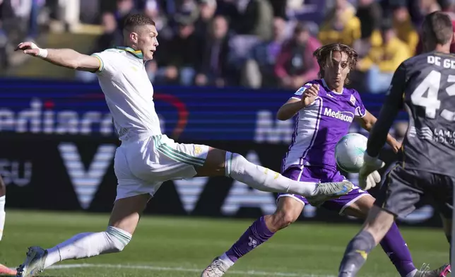 Roma's Artem Dovbyk goes for the ball during a Serie A soccer match between Fiorentina and Roma at the Artemio Franchi stadium in Florence, Italy, Sunday, Oct. 5, 2025. (Alfredo Falcone/LaPresse via AP)