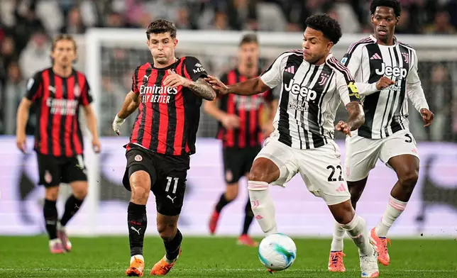 AC Milan's Christian Pulisic, center left, fights for the ball with Juventus' Weston McKennie during the Italian Serie A soccer match between Juventus and Milan at the Allianz Stadium in Turin, Italy, Sunday, Oct. 5, 2025. (Marco Alpozzi/LaPresse via AP)