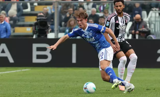 Como's Nico Paz controls the ball during the Serie A soccer match between Como and Juventus in Como, Italy, Saturday, Oct. 19, 2025. (Antonio Saia/LaPresse via AP)