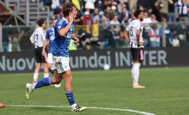 Como's Nico Paz celebrates after scoring his side's second goal during the Serie A soccer match between Como and Juventus in Como, Italy, Saturday, Oct. 19, 2025. (Antonio Saia/LaPresse via AP)