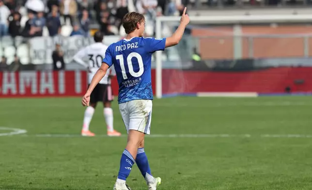 Como's Nico Paz celebrates after scoring his side's second goal during the Serie A soccer match between Como and Juventus in Como, Italy, Saturday, Oct. 19, 2025. (Antonio Saia/LaPresse via AP)