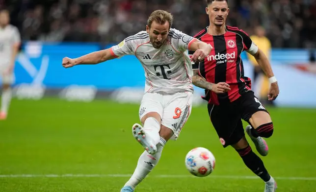 Bayern's Harry Kane tries to score besides Frankfurt's Robin Koch during the Bundesliga soccer match between Eintracht Frankfurt and FC Bayern Munich in Frankfurt, Germany, Saturday, Oct. 4, 2025. (AP Photo/Michael Probst)