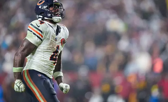 Chicago Bears running back D'Andre Swift celebrates a run during the second half of an NFL football game against the Washington Commanders, Monday, Oct. 13, 2025, in Landover, Md. (AP Photo/Stephanie Scarbrough)
