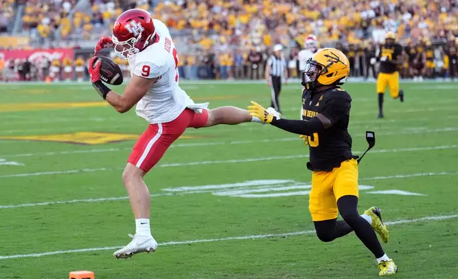Houston tight end Tanner Koziol (9) makes a catch in front of Arizona State defensive back Kyndrich Breedlove during the first half of an NCAA college football game Saturday, Oct. 25, 2025, in Tempe, Ariz. (AP Photo/Ross D. Franklin)