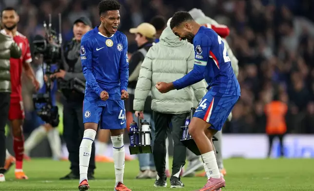 Chelsea's Estevao, left, celebrates with Reece James after the English Premier League soccer match between Chelsea and Liverpool at Stamford Bridge in London, Saturday, Oct. 4, 2025. (AP Photo/Ian Walton)