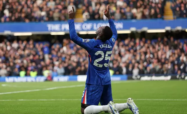 Chelsea's Moises Caicedo celebrates scoring the opening goal during the English Premier League soccer match between Chelsea and Liverpool at Stamford Bridge in London, Saturday, Oct. 4, 2025. (AP Photo/Ian Walton)