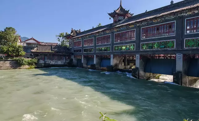 Dujiangyan Tianfu Source Corridor Bridge. Photo by Bastillepost.​​