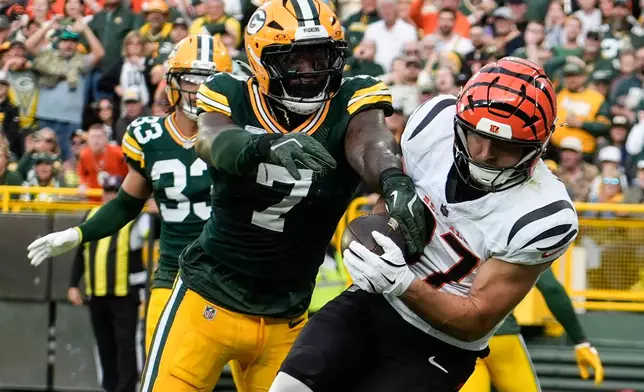 Cincinnati Bengals tight end Tanner Hudson (87) makes a touchdown catch against Green Bay Packers linebacker Quay Walker (7) in the second half of an NFL football game, Sunday, Oct. 12, 2025, in Green Bay, Wis. (AP Photo/Morry Gash)