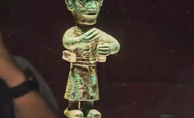 ​​Bronze standing figure​​. Photo by Bastillepost.