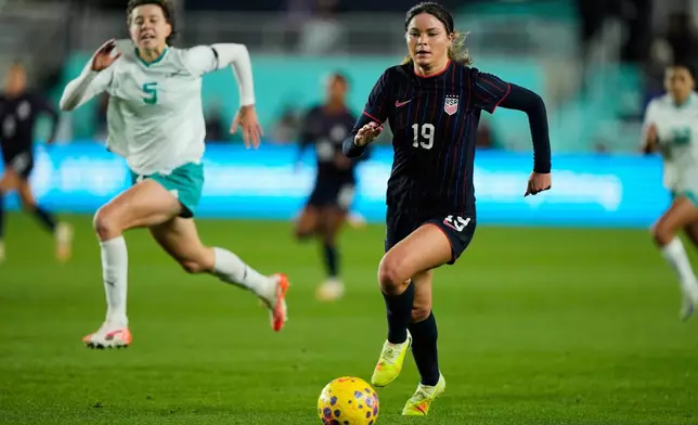 United States forward Emma Sears (19) advances the ball during the second half of a women's international friendly soccer match against New Zealand, Wednesday, Oct. 29, 2025, in Kansas City, Mo. (AP Photo/Charlie Riedel)