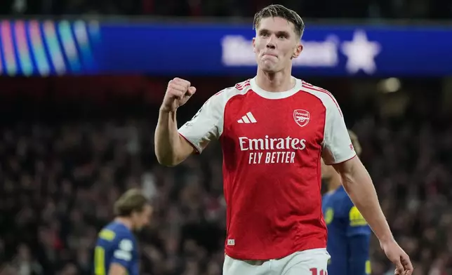 Arsenal's Viktor Gyoekeres celebrates after scoring his side's third goal during the Champions League opening phase soccer match between Arsenal and Atletico Madrid in London, England, Tuesday, Oct. 21, 2025. (AP Photo/Alastair Grant)