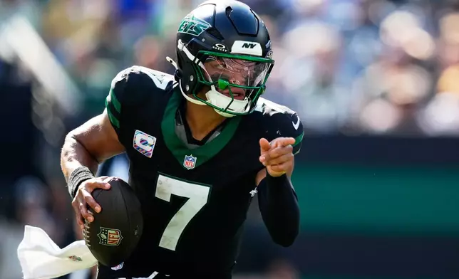 New York Jets' Justin Fields during the first half of an NFL football game against the Dallas Cowboys Sunday, Oct. 5, 2025, in East Rutherford, N.J. (AP Photo/Yuki Iwamura)
