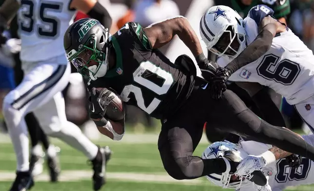 New York Jets' Breece Hall runs for a first down during the first half of an NFL football game against the Dallas Cowboys Sunday, Oct. 5, 2025, in East Rutherford, N.J. (AP Photo/Seth Wenig)