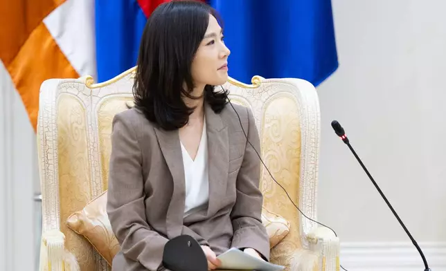 In this photo released by Agence Kampuchea Press (AKP), South Korea's Vice Foreign Minister Kim Jina, listens to Cambodian Prime Minister Hun Manet, right, during a meeting in Phnom Penh, Cambodia, Thursday, Oct. 16, 2025. (AKP via AP)