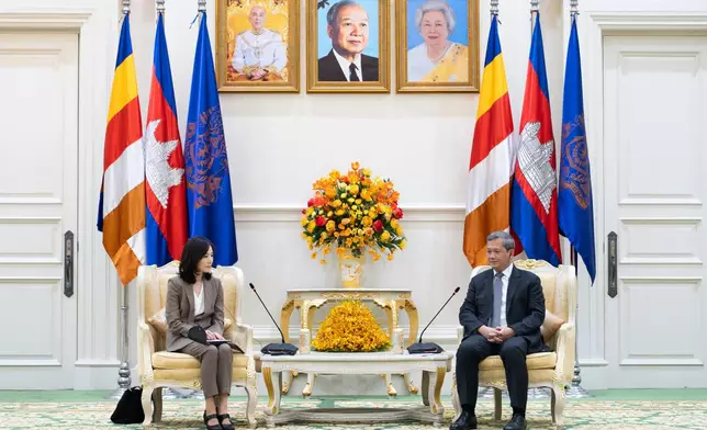 In this photo released by Agence Kampuchea Press (AKP), South Korea's Vice Foreign Minister Kim Jina, left, talks with Cambodian Prime Minister Hun Manet, during a meeting in Phnom Penh, Cambodia, Thursday, Oct. 16, 2025. (AKP via AP)