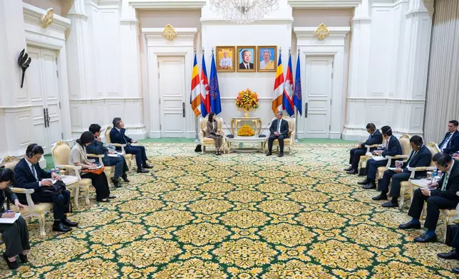 In this photo released by Agence Kampuchea Press (AKP), South Korea's Vice Foreign Minister Kim Jina, center left, talks with Cambodian Prime Minister Hun Manet, center right, during a meeting in Phnom Penh, Cambodia, Thursday, Oct. 16, 2025. (AKP via AP)