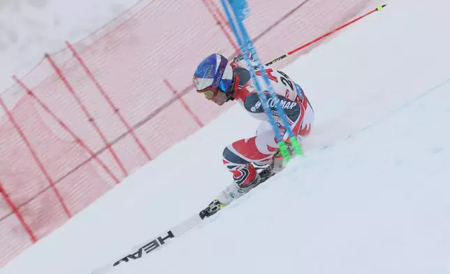 France's Alexis Pinturault competes in an alpine ski, men's World Cup giant slalom, in Soelden, Austria, Sunday, Oct. 26, 2025. (AP Photo/Alessandro Trovati)