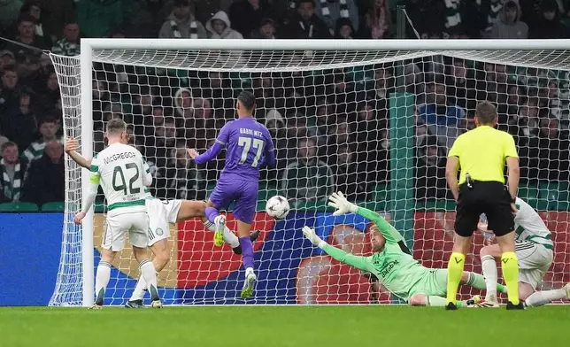 Sporting Braga's Gabri Martinez scores his side's second goal during the Europa League soccer match between Celtic and Braga at Celtic Park, Glasgow, Scotland, Thursday Oct. 2, 2025. (Andrew Milligan/PA via AP)