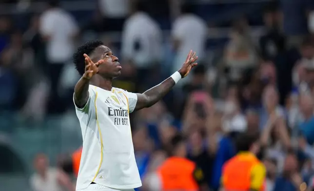 Real Madrid's Vinicius Junior celebrates after scoring the opening goal during the Spanish La Liga soccer match between Real Madrid and Villarreal at the Santiago Bernabeu stadium in Madrid, Spain, Saturday, Oct. 4, 2025. (AP Photo/Manu Fernandez)