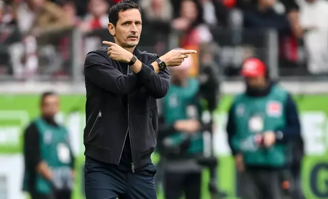 Eintracht Frankfurt's coach Dino Toppmöller gestures, during a German Bundesliga soccer match between SC Freiburg and Eintracht Frankfurt, in Freiburg im Breisgau, Germany, Sunday, Oct. 19, 2025. (Harry Langer/dpa via AP)