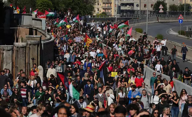 Pro-Palestinian demonstrators march along the Rome's ring road as they gather for a national general strike called by different unions to protest against the situation in Gaza two days after Israeli forces intercepted a Gaza-bound aid flotilla in the Mediterranean Sea, in Rome, Friday, Oct. 3, 2025. (AP Photo/Alessandra Tarantino)