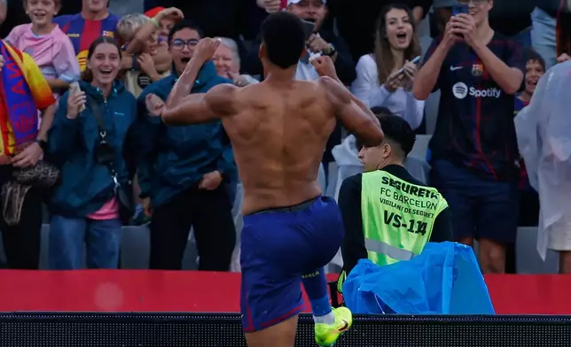 Barcelona's Ronald Araujo celebrates after scoring during a La Liga soccer match between Barcelona and Girona in Barcelona, Spain, Saturday, Oct. 18, 2025. AP Photo/Joan Monfort)