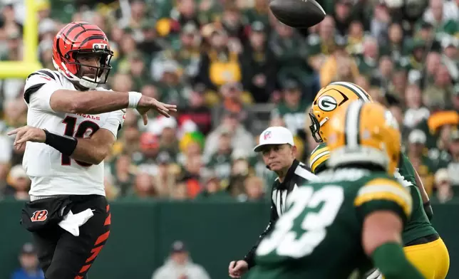 Cincinnati Bengals' Joe Flacco (16) passes against the Green Bay Packers in the second half of an NFL football game, Sunday, Oct. 12, 2025, in Green Bay, Wis. (AP Photo/Morry Gash)