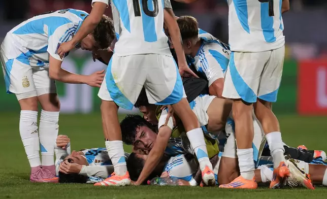 Payers of Argentina celebrate defeating Colombian 1-0 in a FIFA U-20 World Cup semifinal soccer match at National Stadium in Santiago, Chile, Wednesday, Oct. 15, 2025. (AP Photo/Esteban Felix)