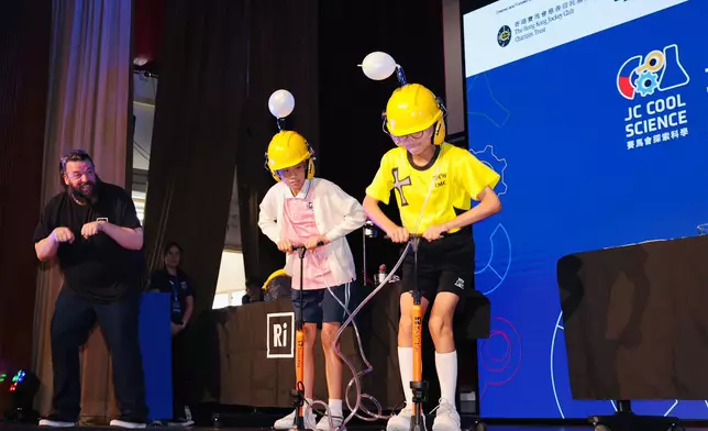 Dan Plane, Head of the Science Demonstration Department of The Royal Institution of Great Britain, demonstrates interactive science at the launch ceremony, inspiring enthusiastic participation from students while showcasing the fun of inquiry-based learning.