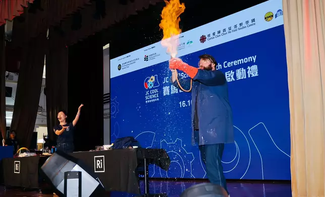 Dan Plane, Head of the Science Demonstration Department of The Royal Institution of Great Britain, demonstrates interactive science at the launch ceremony, inspiring enthusiastic participation from students while showcasing the fun of inquiry-based learning.