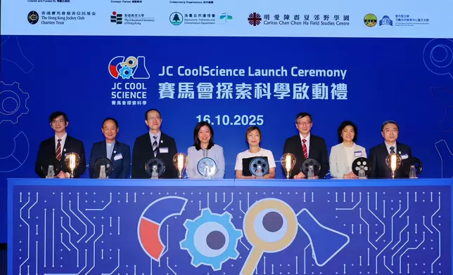 May Chan, Permanent Secretary for Education of the HKSAR Government (4th left); Ann Kung, Steward of The Hong Kong Jockey Club (4th right); Professor John Lee, President and Chair Professor of Curriculum and Instruction at The Education University of Hong Kong (3rd right); Patrick Lai, Acting Director of the Agriculture, Fisheries and Conservation Department of the HKSAR Government (3rd left); Nisa Leung, Convenor of JC CoolScience Advisory Committee (2nd right)；Professor Zheng Yonghe, Dean of the Research Institute of Science Education of Beijing Normal University (1st right); Reverend Joseph Yim, Chief Executive of Caritas Hong Kong (2nd left) and Yiu Ka-tung, Vice Chairman of the Board of Directors and Chairman of the Education Committee, Sik Sik Yuen (1st left) officiate at the JC CoolScience project launch ceremony.
