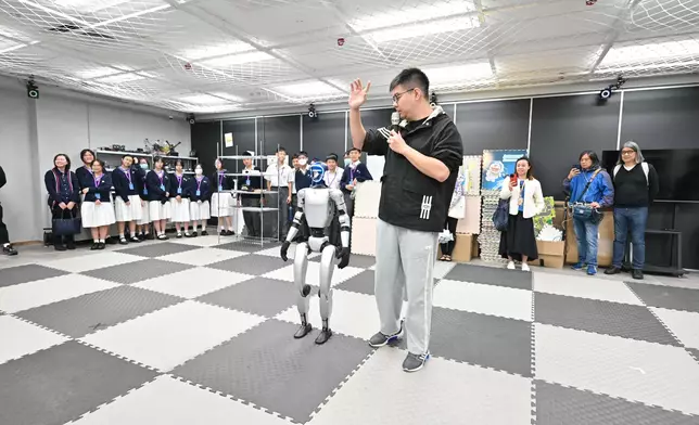 The third session of the 2025 Future Science Prize Science Popularisation Series — "AI Walk and Talk" — was also held today. Around 100 local secondary and university students visited HKUST’s state-of-the-art research laboratories and engaged in face-to-face exchanges with scientists. (Photo provided by the Future Science Prize)