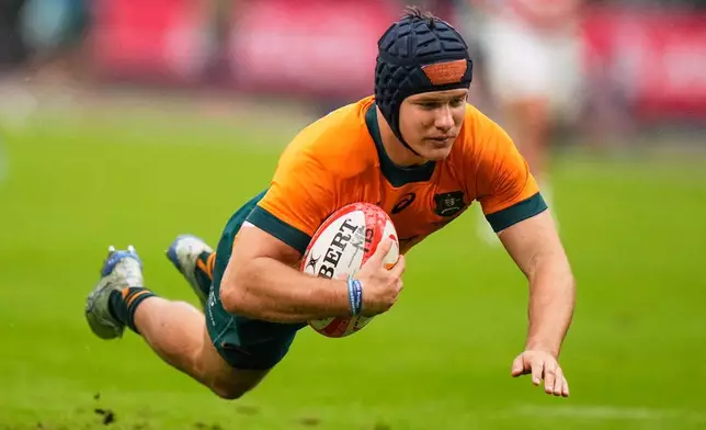 Australia's Josh Flook scores a try during a rugby test between the Wallabies and Japan in Tokyo, Saturday, Oct. 25, 2025. (AP Photo/Shuji Kajiyama)