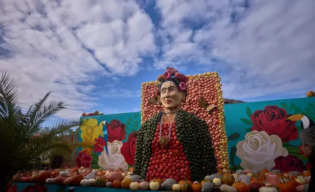 A pumpkin sculpture depicting Mexican artist Frida Kahlo is displayed at Klaistow farm’s annual pumpkin festival, which this year celebrates “powerful women,” in Beelitz near Berlin, Germany, Tuesday, Oct. 21, 2025. (AP Photo/Markus Schreiber)