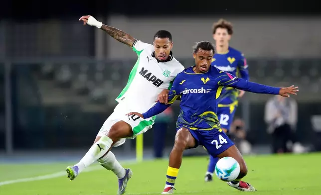 Verona's Antoine Bernede, right, and Sassuolo's Aster Vranckx vie for the ball during the Serie A soccer match between Hellas Verona and Sassuolo at the Bentegodi Stadium in Verona, Italy, Friday Oct. 3 , 2025. (Paola Garbuio/LaPresse via AP)