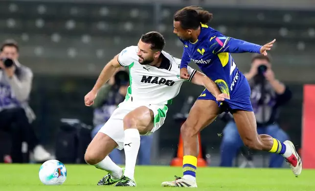 Sassuolo's Sebastian Walukiewicz and Verona's Antoine Bernede, right, fight for the ball during the Serie A soccer match between Hellas Verona and Sassuolo at the Bentegodi Stadium in Verona, Italy, Friday Oct. 3 , 2025. (Paola Garbuio/LaPresse via AP)