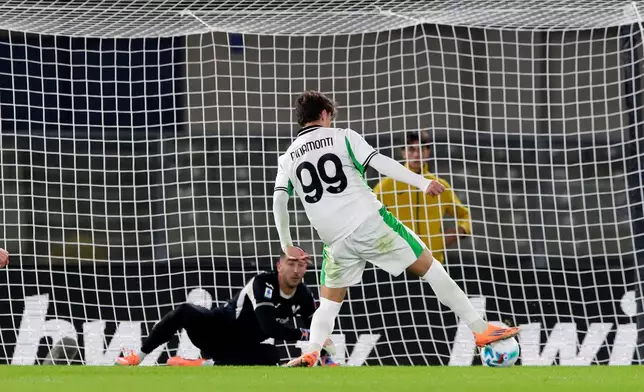Sassuolo's Andrea Pinamonti scores their side's first goal of the game during the Serie A soccer match between Hellas Verona and Sassuolo at the Bentegodi Stadium in Verona, Italy, Friday Oct. 3 , 2025. (Paola Garbuio/LaPresse via AP)
