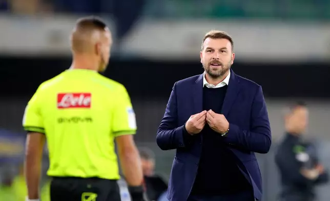 Verona's head coach Paolo Zanetti reacts during the Serie A soccer match between Hellas Verona and Sassuolo at the Bentegodi Stadium in Verona, Italy, Friday Oct. 3 , 2025. (Paola Garbuio/LaPresse via AP)